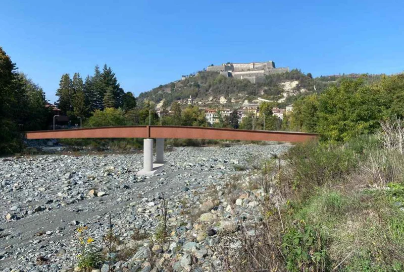 Fotoinserimento di progetto: il ponte nel paesaggio di Gavi.