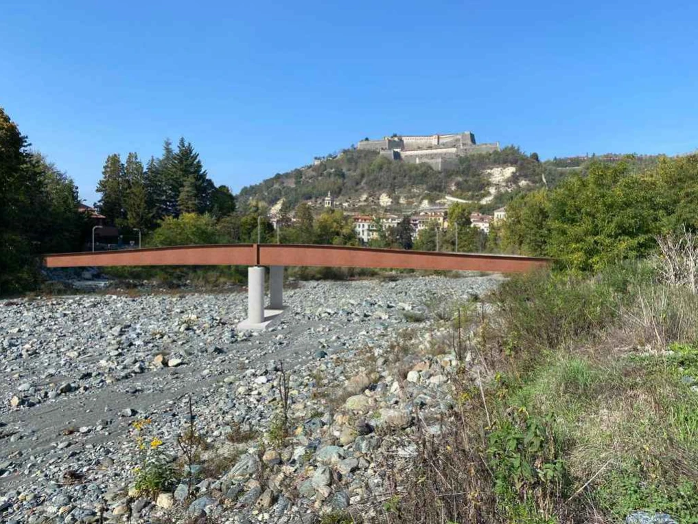 Fotoinserimento di progetto: il ponte nel paesaggio di Gavi.